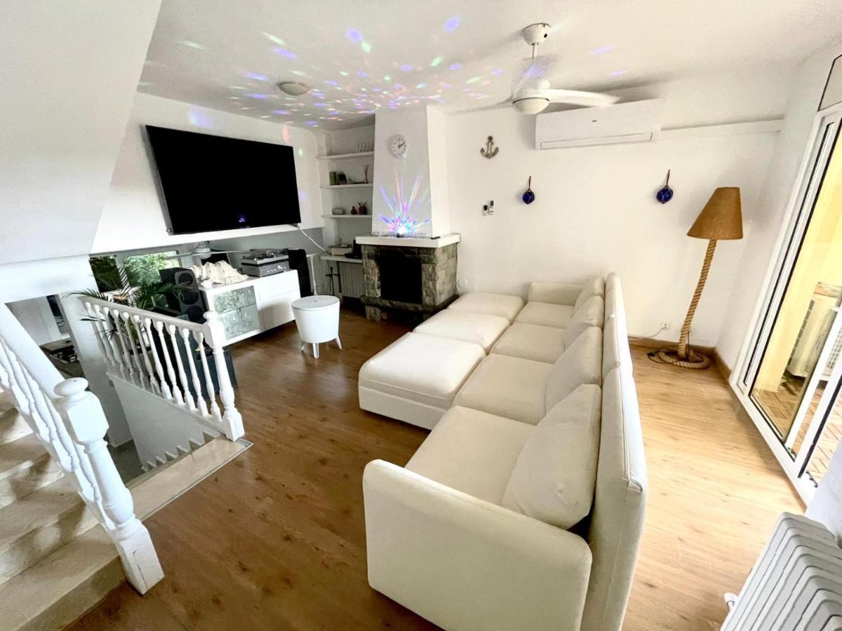 Casa En Masnou Junto A Playa Y Trenヴィラ エクステリア 写真