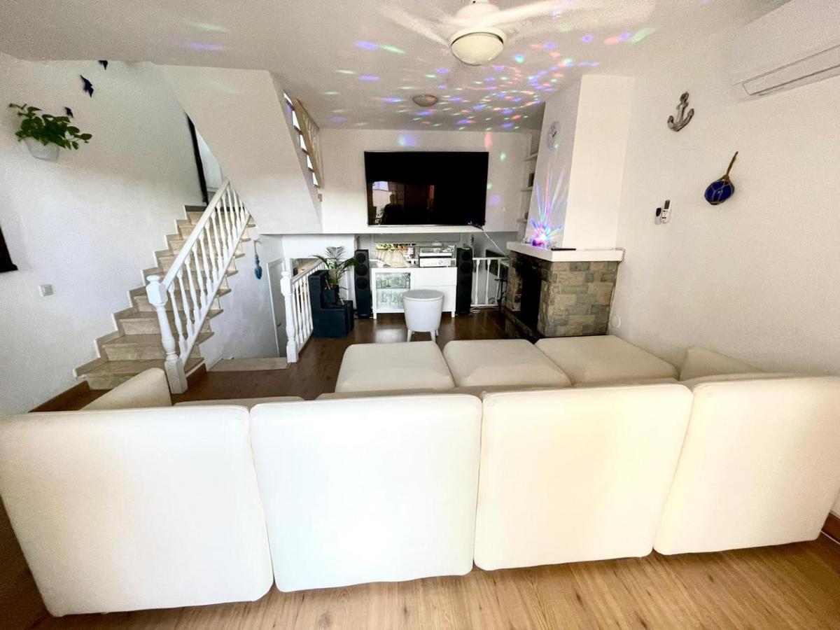 Casa En Masnou Junto A Playa Y Trenヴィラ エクステリア 写真