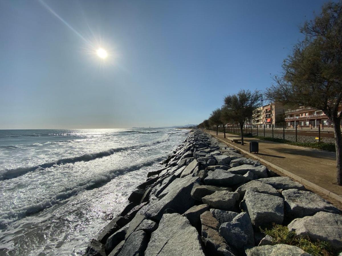 Casa En Masnou Junto A Playa Y Trenヴィラ エクステリア 写真