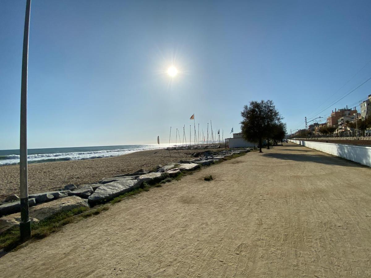 Casa En Masnou Junto A Playa Y Trenヴィラ エクステリア 写真